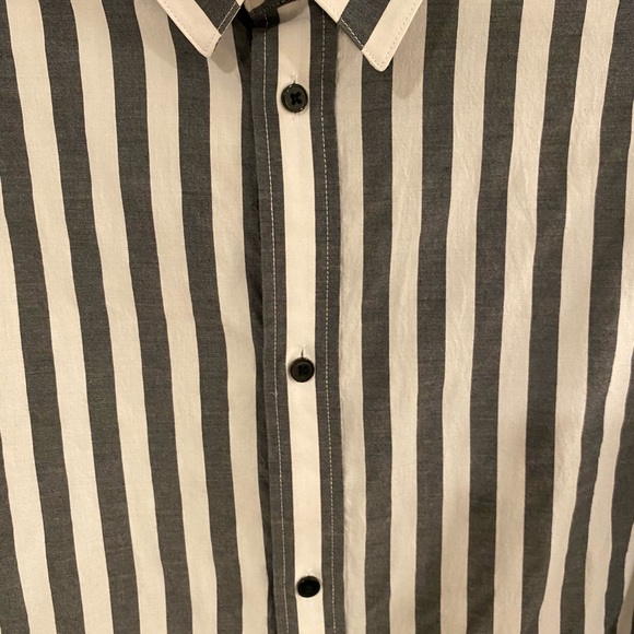 **LIKE NEW** S. H&M Gray and White Button-Up. Size S - Picture 3 of 5